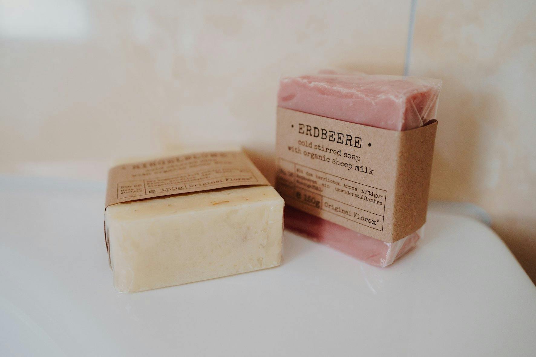 Le parfum agréable de ce savon apaise l’esprit, le lait de brebis brassé à froid prend soin de la peau.