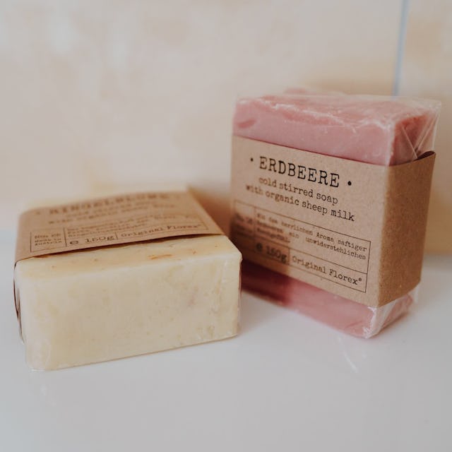 Le parfum agréable de ce savon apaise l’esprit, le lait de brebis brassé à froid prend soin de la peau. Le parfum agréable de ce savon apaise l’esprit, le lait de brebis brassé à froid prend soin de la peau.