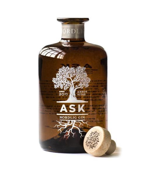 Ce gin est distillé avec de vieilles herbes nordiques, comme la verveine et la sarriette. Il en résulte des notes fraîches de genièvre, d'agrumes et d...