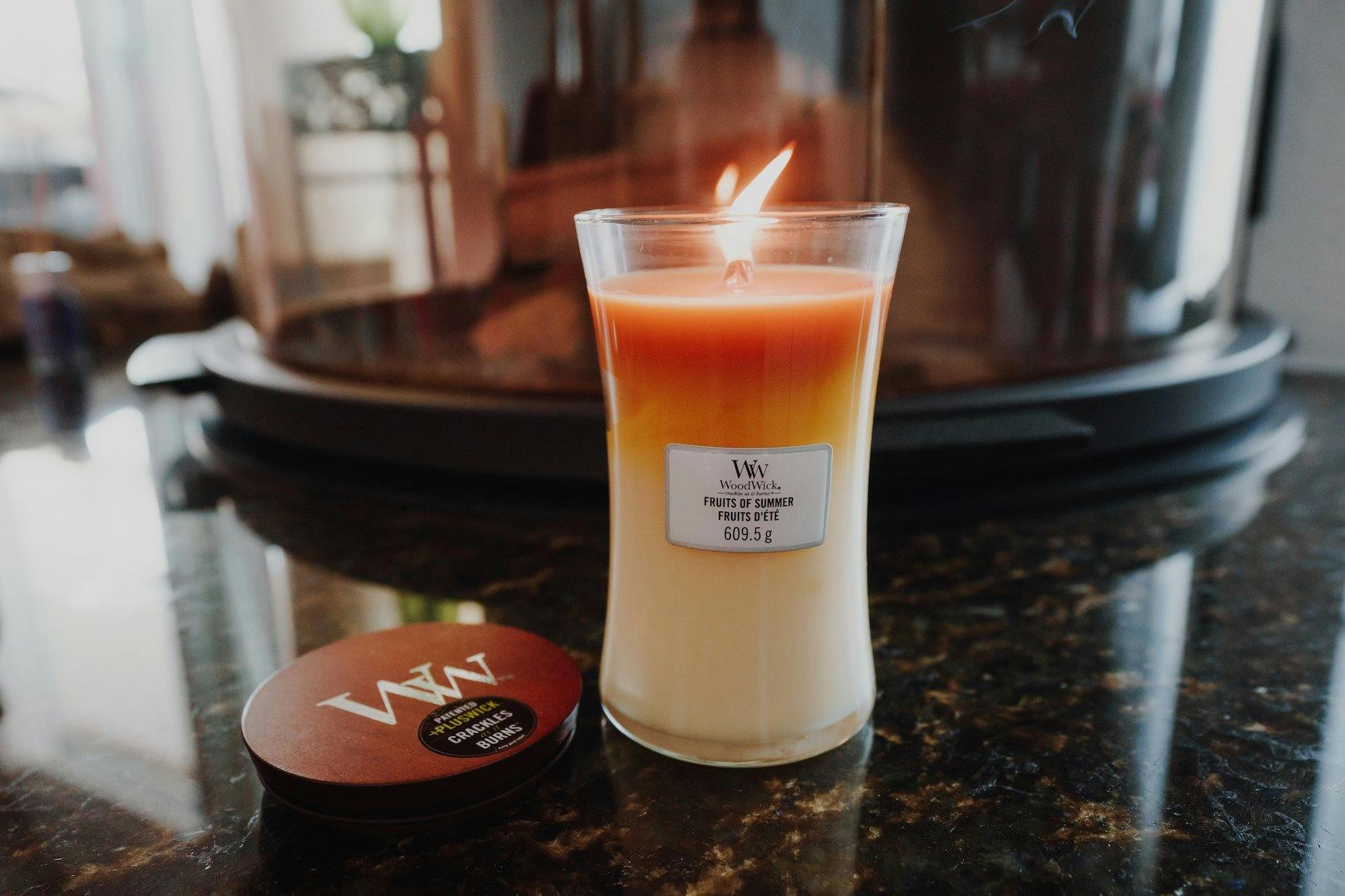 Cette bougie aux senteurs d’ananas, de citron et de noix de coco crée une atmosphère tropicale et diffuse une douce chaleur.