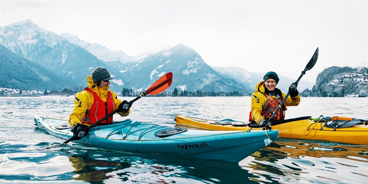 Entschleunigung abseits der Piste – eine Winter-Kajaktour auf dem Brienzersee.