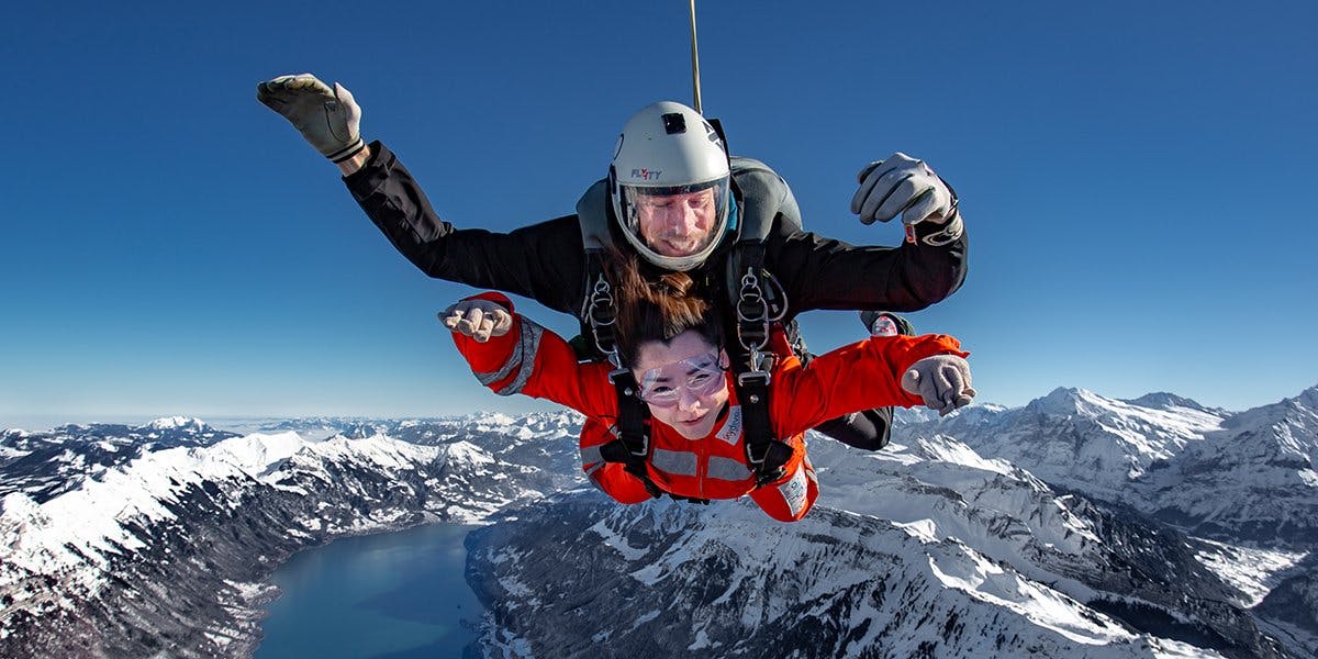 Stürzen Sie sich so richtig ins Leben beim winterlichen Skydiving.