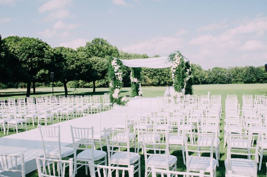 Warum drinnen heiraten? Die Natur ist eine wunderschöne Kulisse für die Trauung.