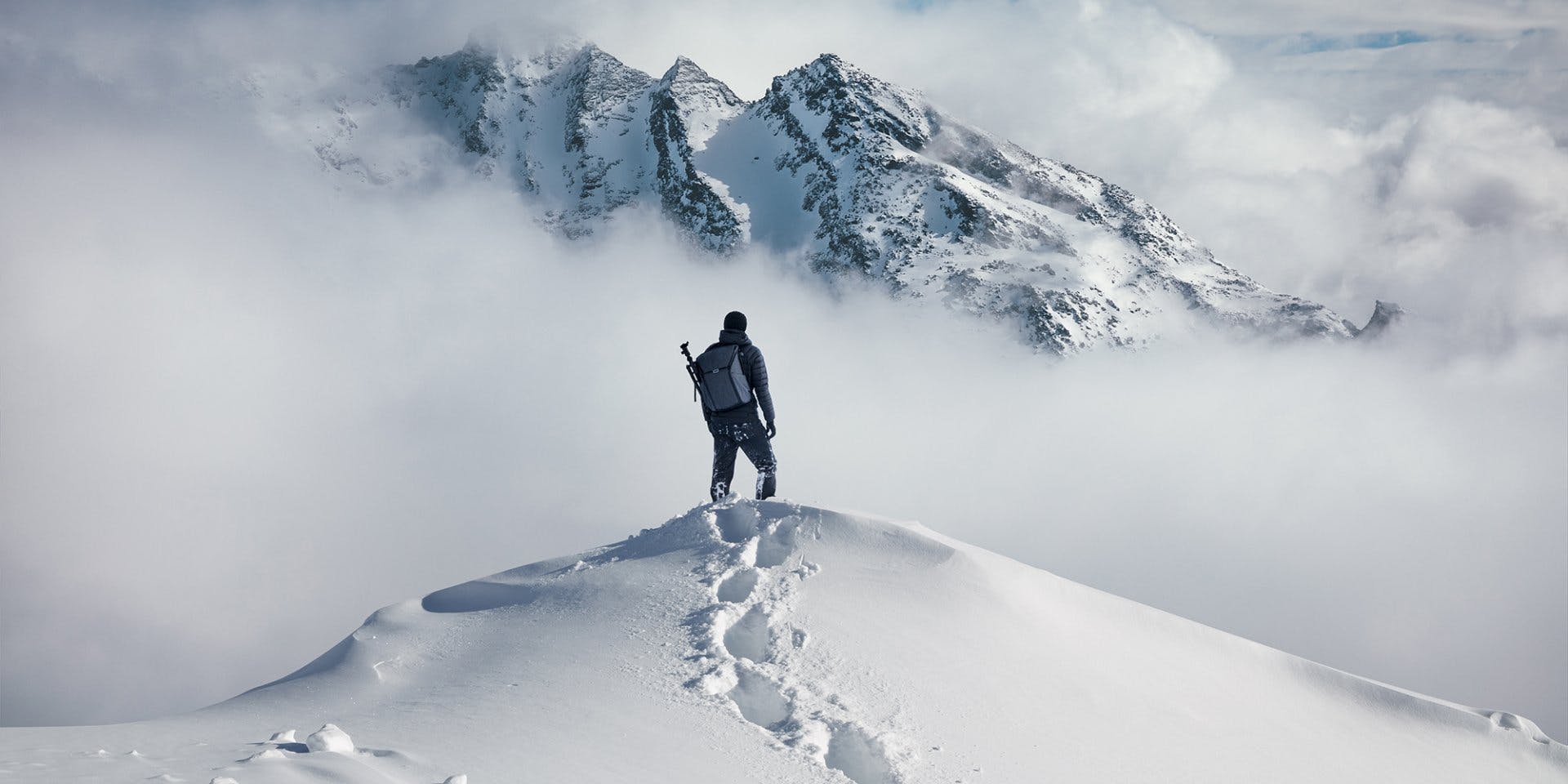 Starte ohne Tabak ins neue Jahr, ohne auf Nikotingenuss zu verzichten: Wanderer im Schnee.