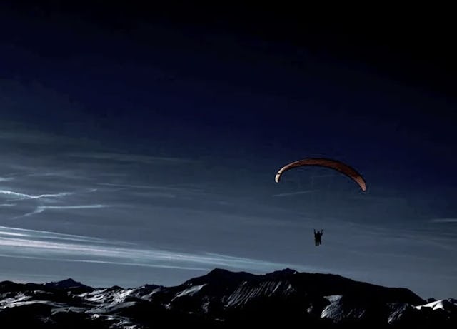 Un vol en parapente au clair de lune au-dessus des collines du Simmental: tout simplement magique.