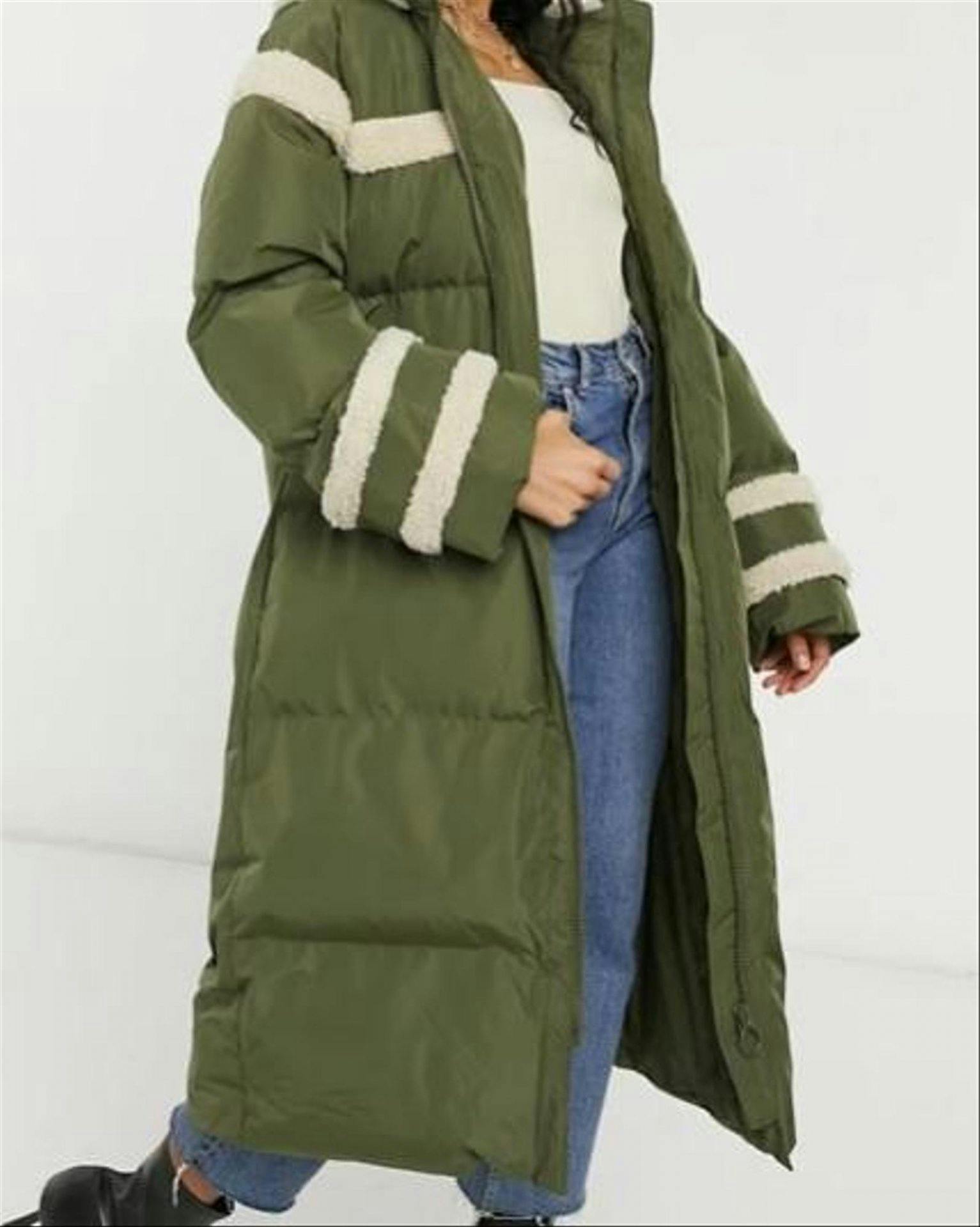 Doudoune longue kaki et détails en imitation peau de mouton, env. 107 fr.