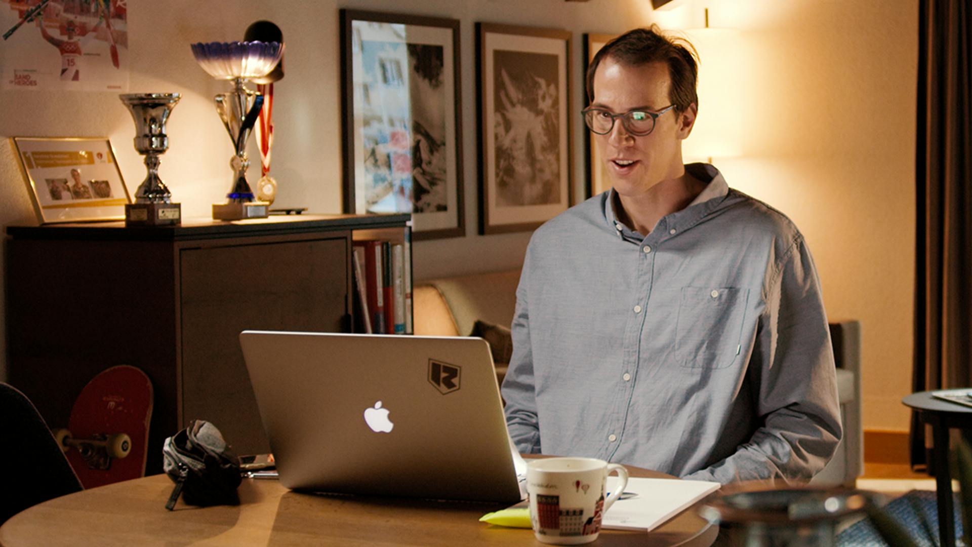 Ramon Zenhäusern, Champion olympique, suit une session en ligne avant son examen d’économie.