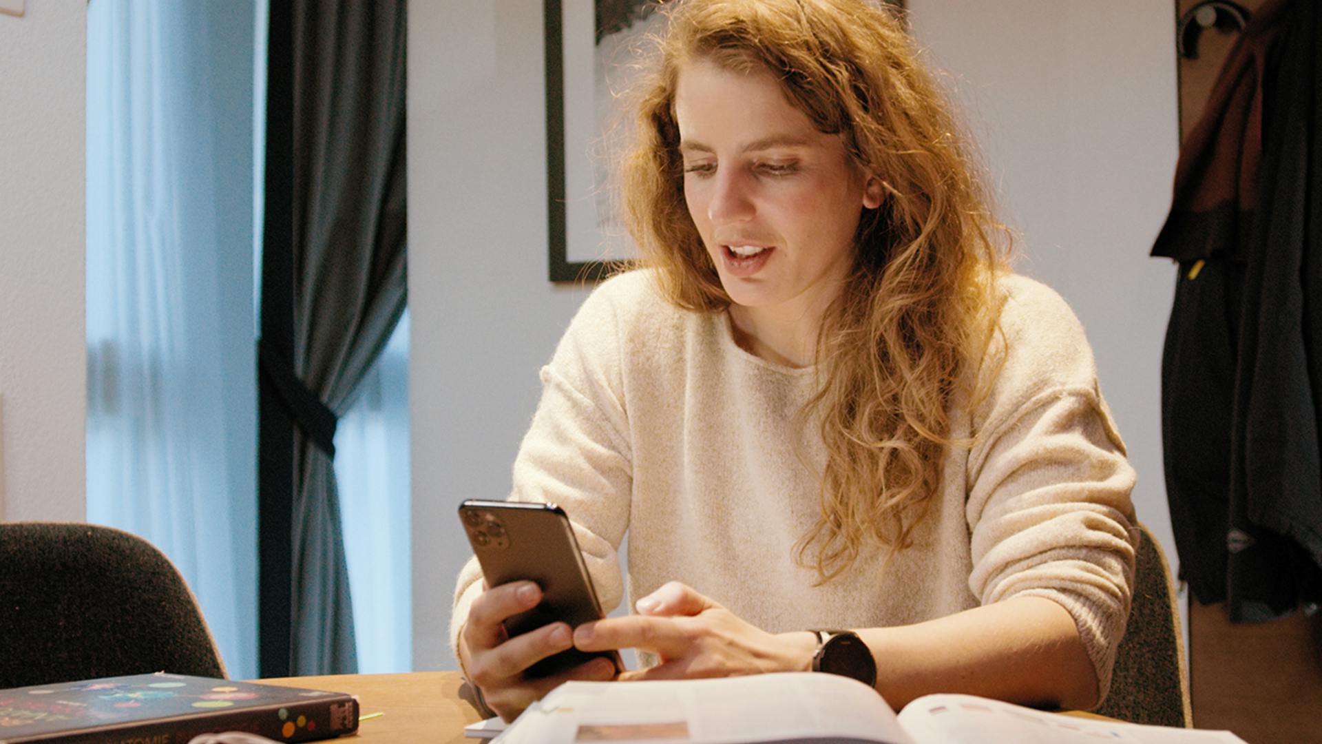 Patrizia Kummer, Championne de snowboard, en entretien personnel avec ses enseignants.