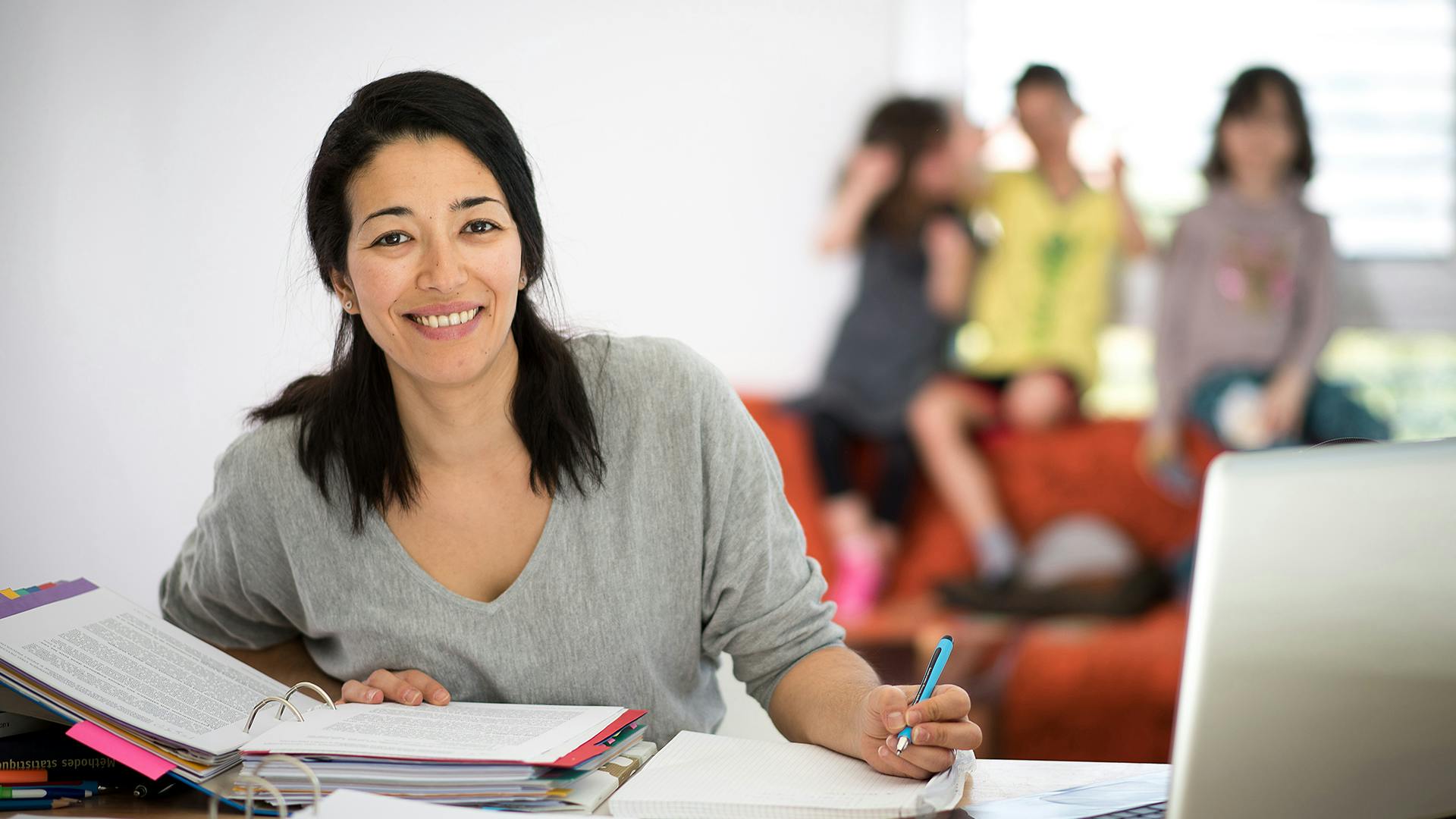 Tayba Plattner, maman de 3 enfants et étudiante, profite de la flexibilité de ses cours pour obtenir son Master en psychologie.