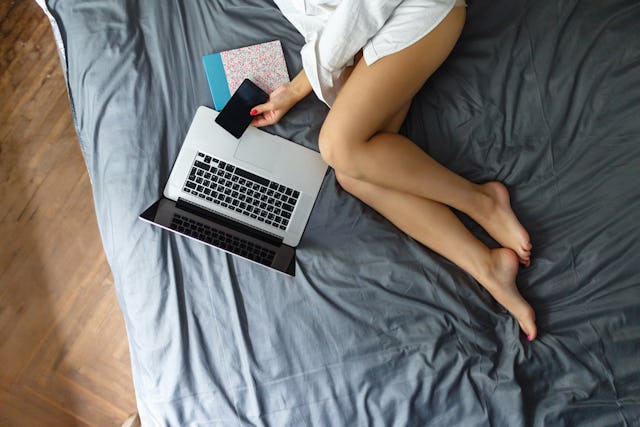 Versüss dir die Zeit zuhause und flirte bequem von deinem Bett aus.