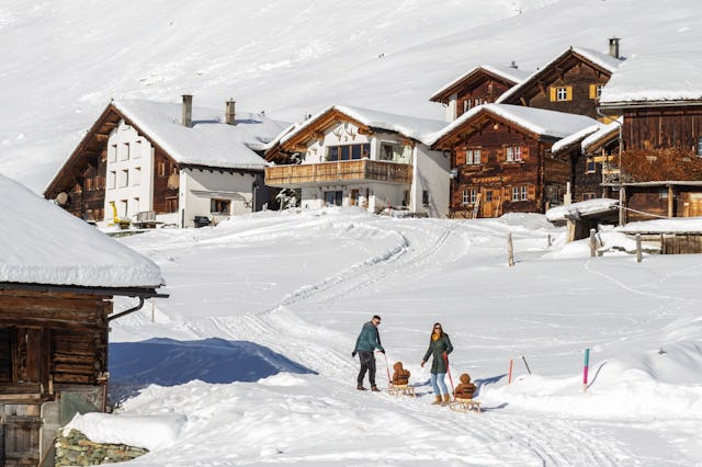 Andrea, Pascal et leurs jumeaux Samuel et Silas sont partis à la découverte des chemins enneigés de Juf (GR).