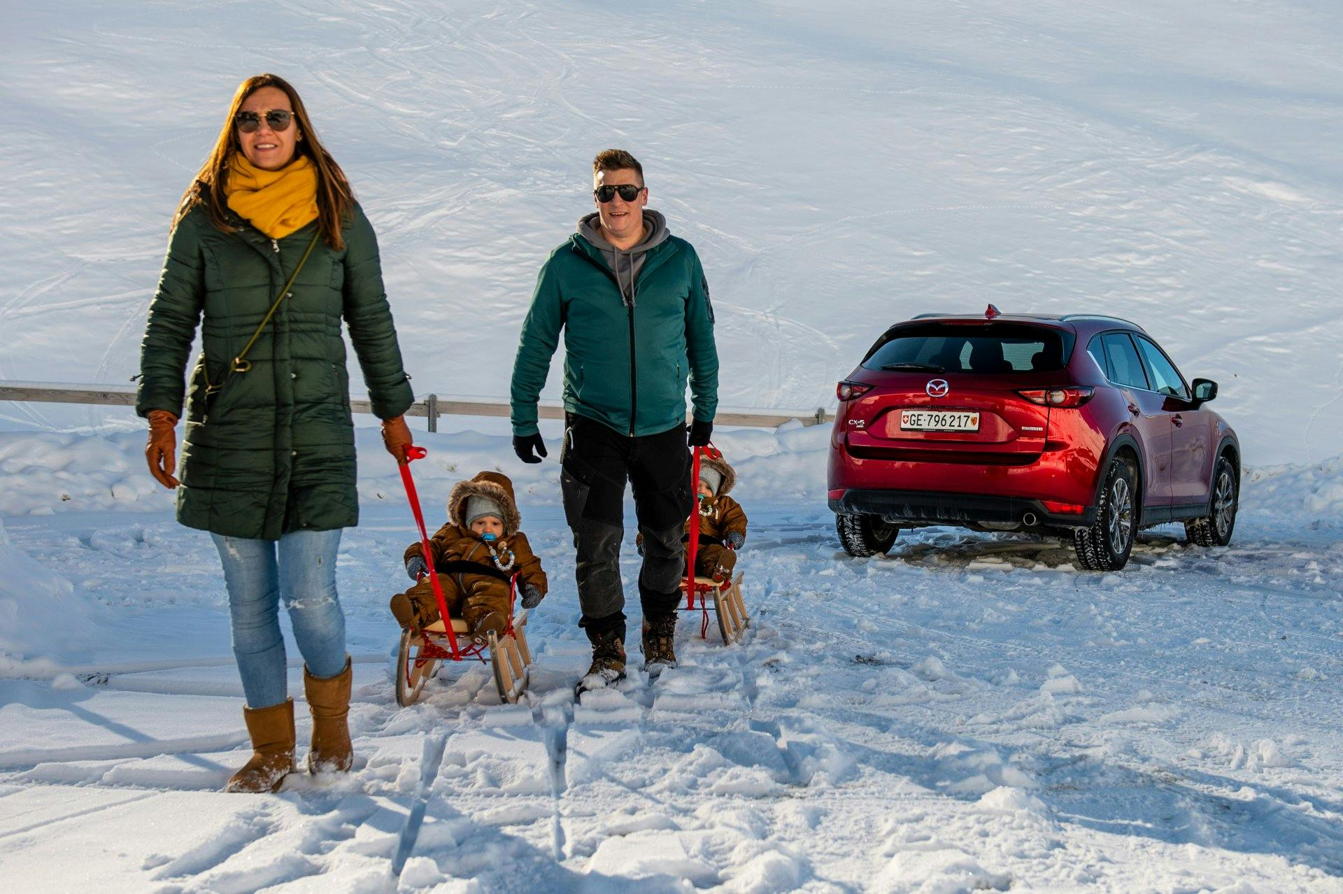 Départ! Parents et enfants ont laissé le Mazda CX-5 4x4 au parking...