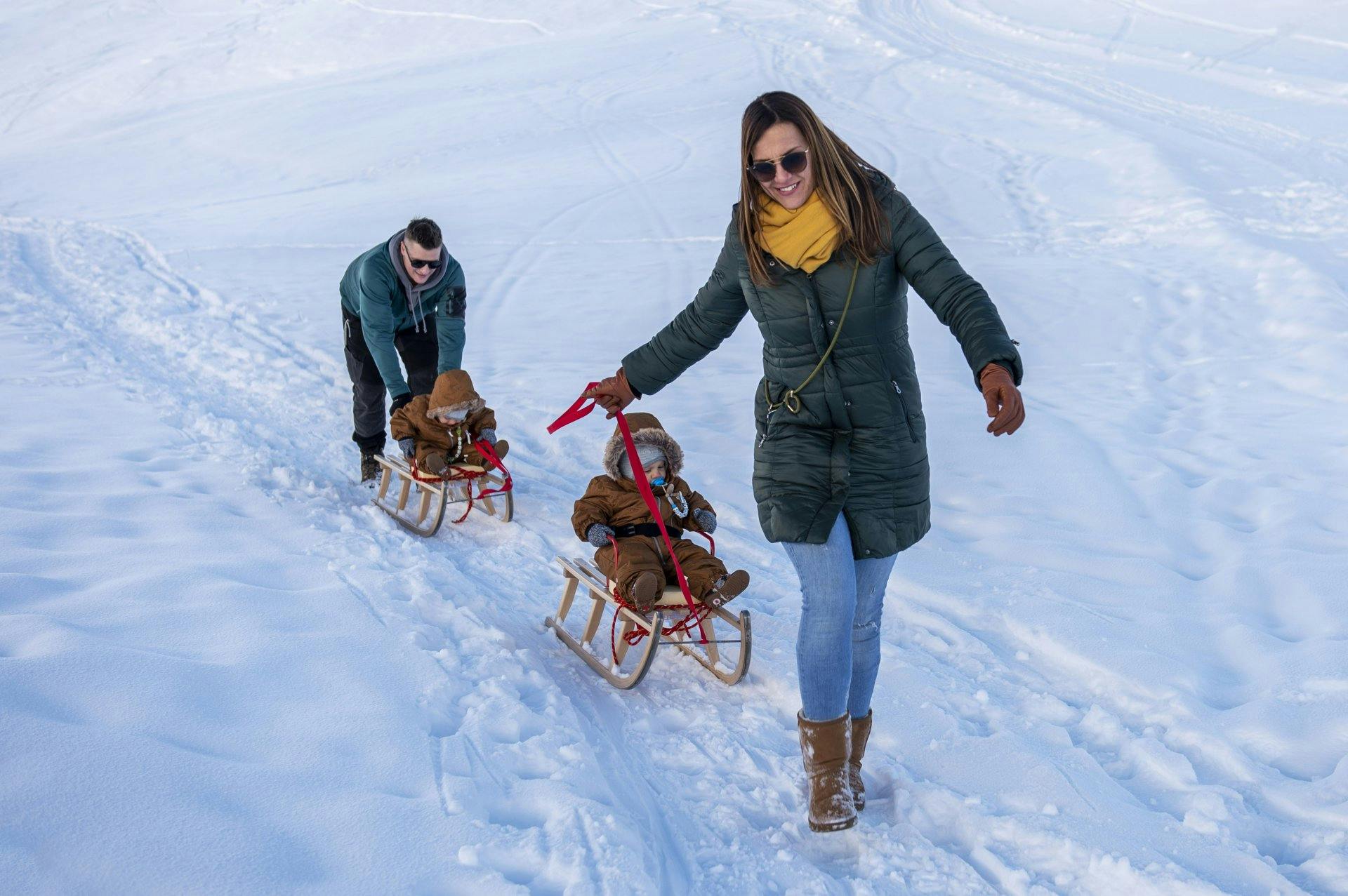 Parents et enfant se sont aventurés sur le chemin balisé.