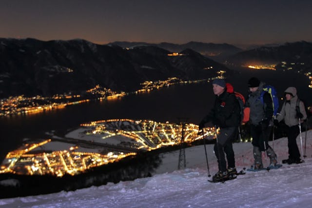 Au Tessin, il est possible de faire des randonnées en raquettes au clair de lune sous des températures clémentes.