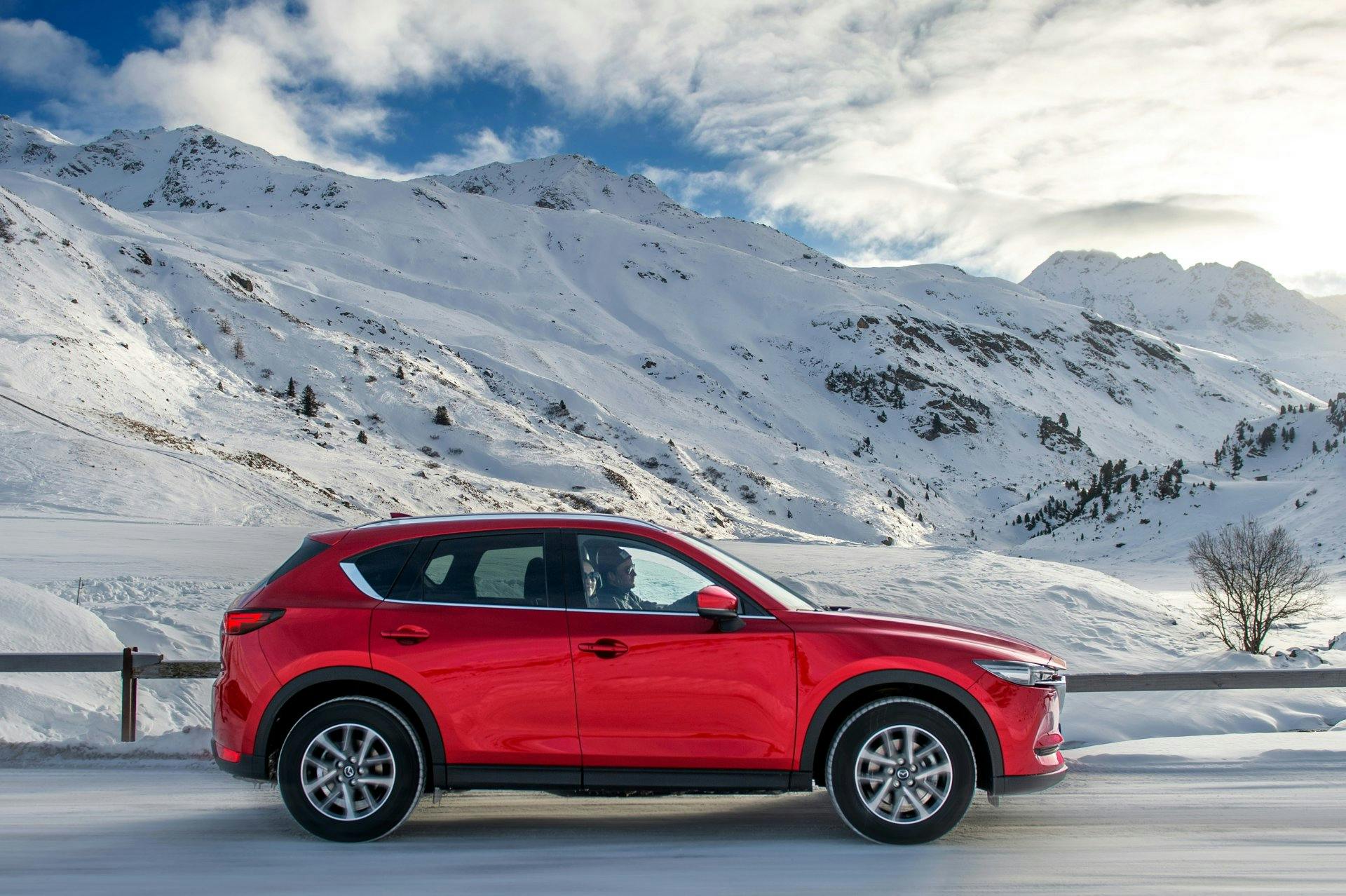 Früh morgens fahren Severin und Laura auf den Flüelapass.