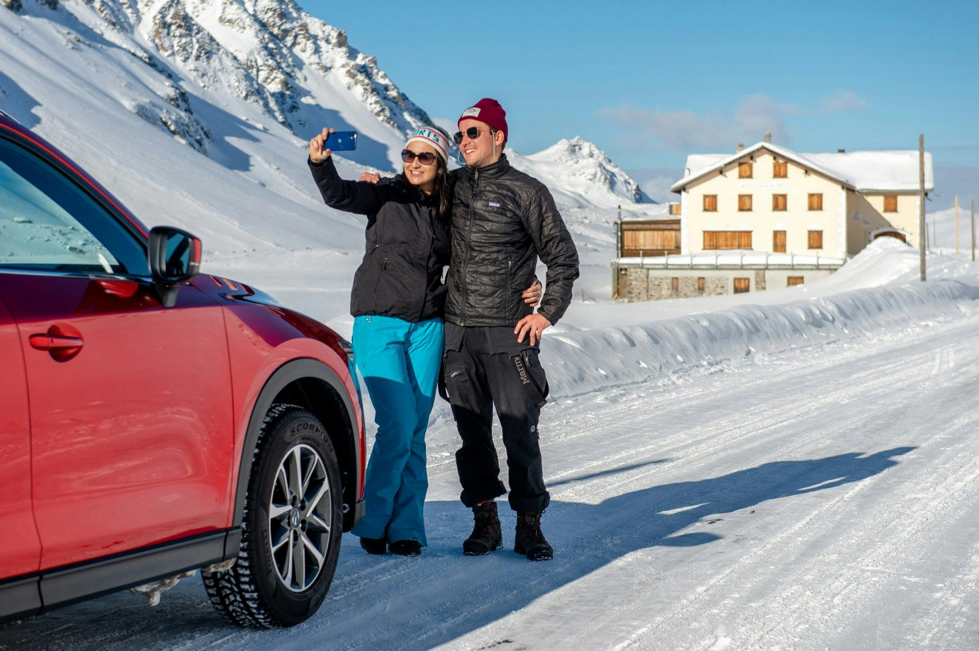 Oben angekommen, hält das Zürcher Paar natürlich an, um ein (obligatorisches) Selfie vor traumhafter Kulisse zu machen.
