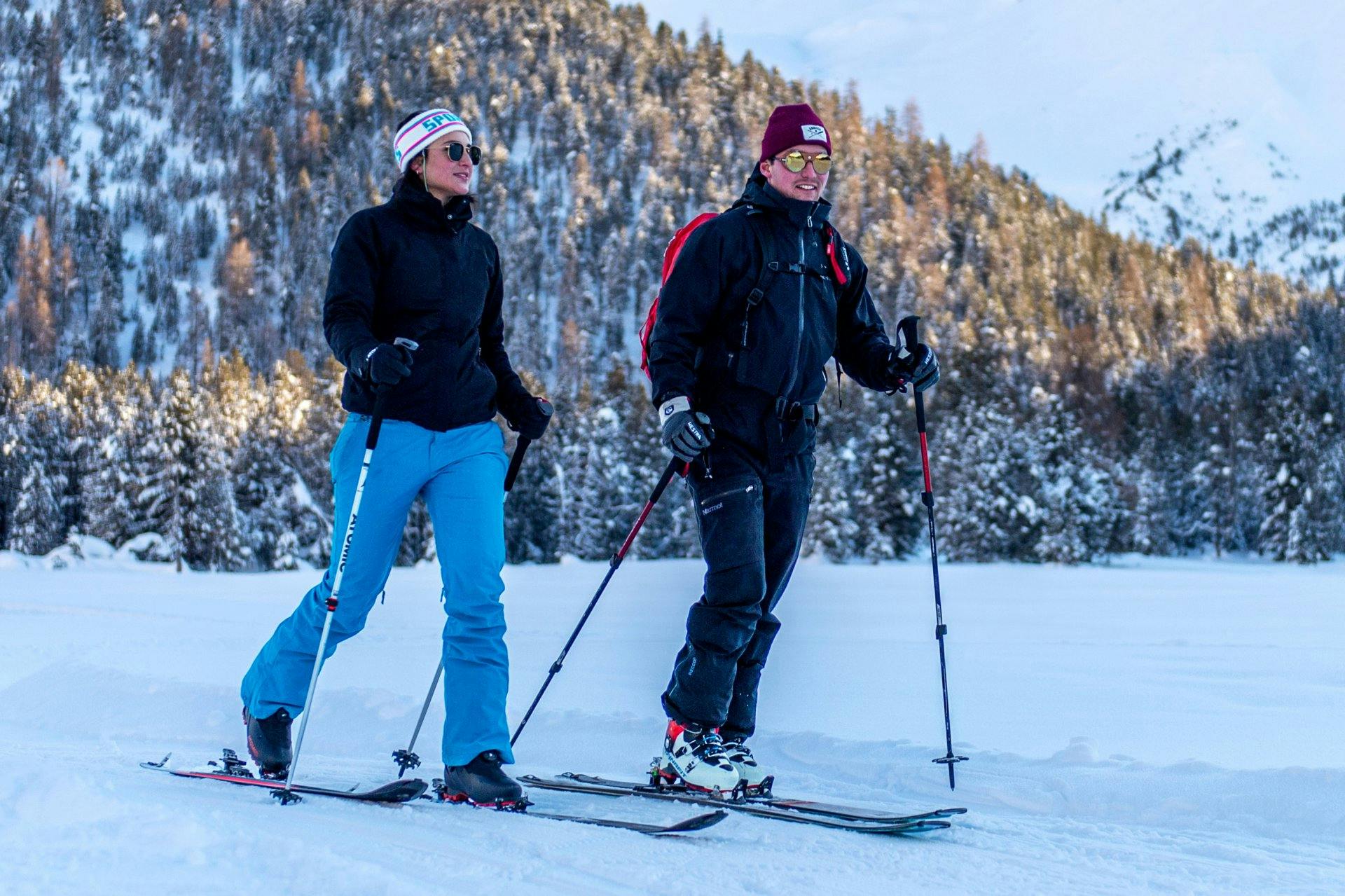 Auf dem Rückweg fangen Laura und Severin noch die letzten Sonnenstrahlen ein, die das Tal erhellen.