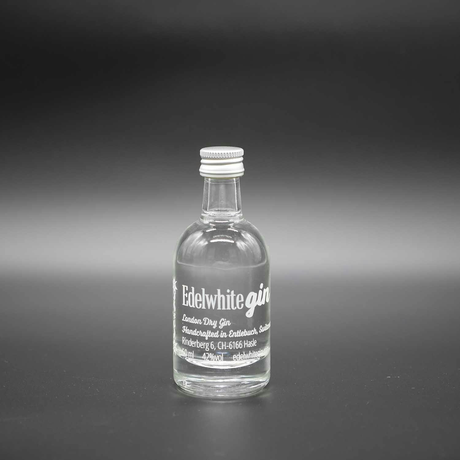 Der Zauber des Edelwhite Gin liegt in 27 Botanicals, von denen 14 aus dem Entlebuch stammen. Am Gaumen erinnert er an Zitrusfrüchte, Kräuter und Blüte...