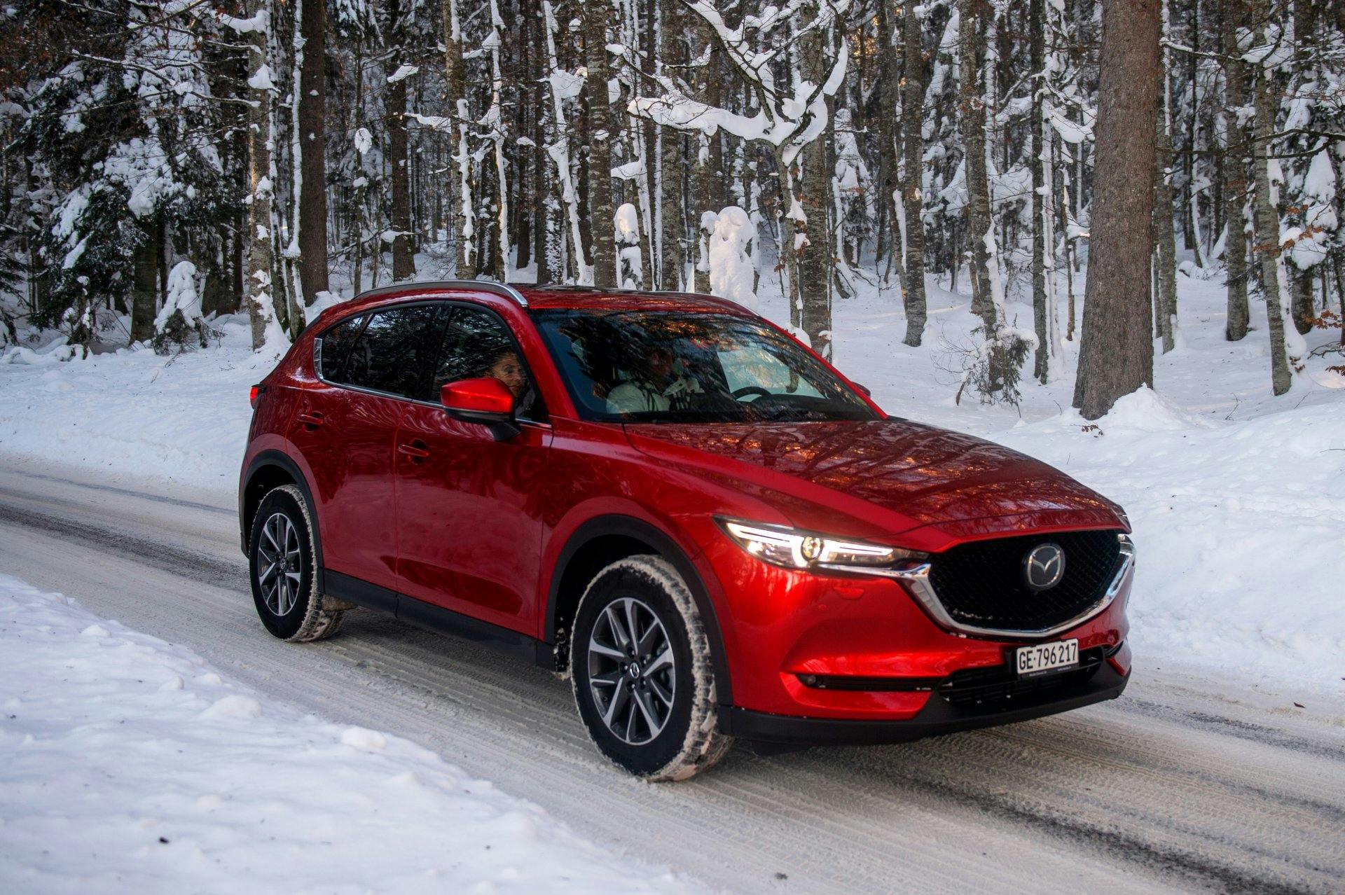 Dans la descente, le Mazda CX-5 4x4 a impeccablement tenu la route, malgré les plaques de glace.
