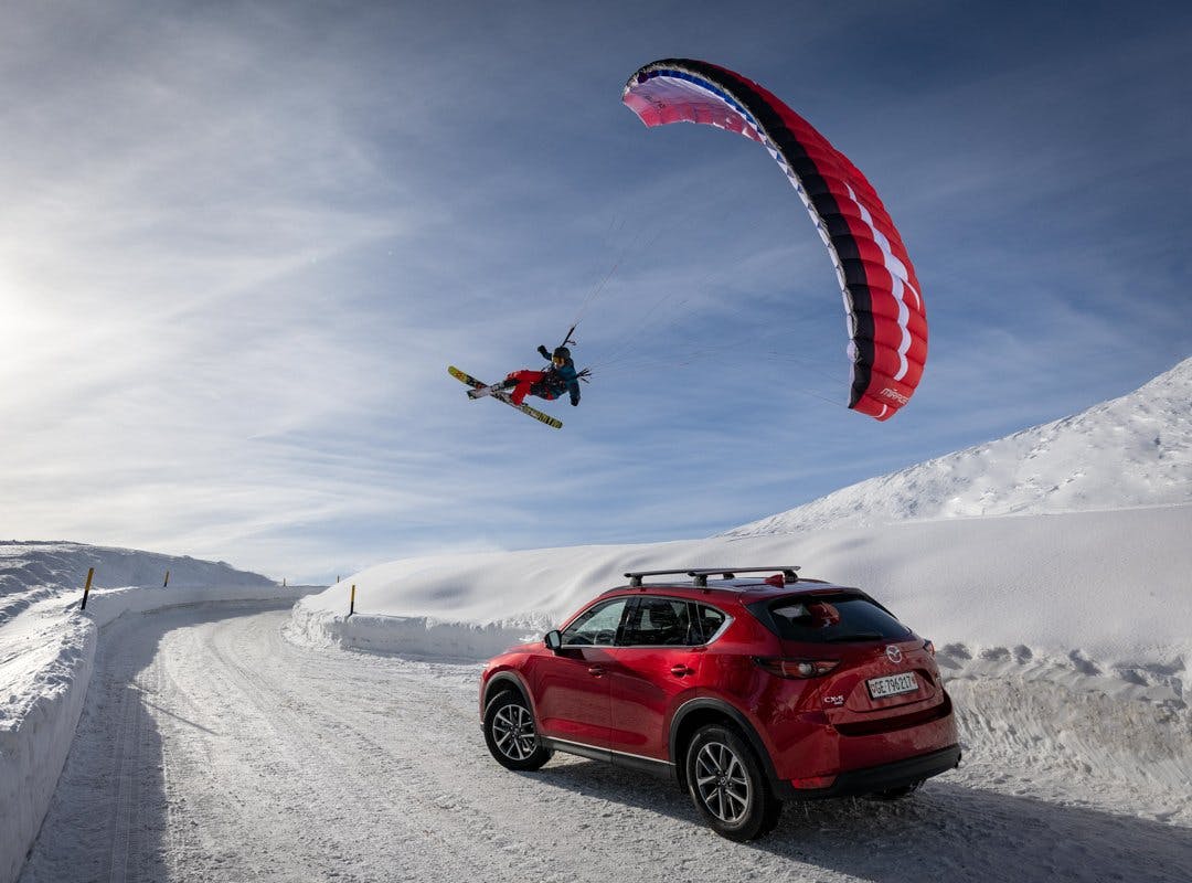 Der Profi in Action: Ueli Kestenholz fliegt mit dem Speedride-Schirm über seinen Mazda CX-5.