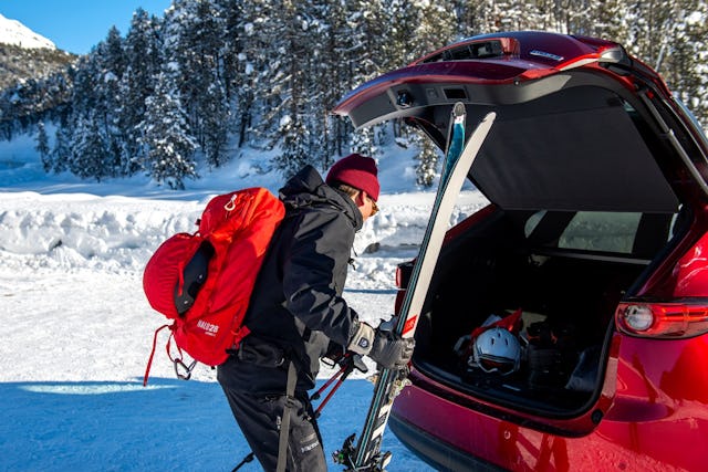 Severin a sorti son matériel de skis de randonnée du coffre du Mazda CX-5 4x4. Severin a sorti son matériel de skis de randonnée du coffre du Mazda CX-5 4x4.