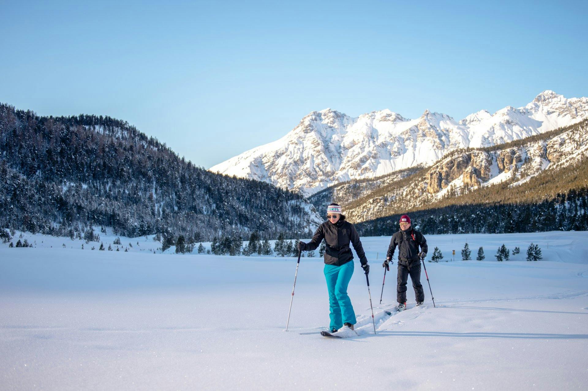 In einer prächtigen Umgebung gleitet das Paar Richtung Berg Buffalora.