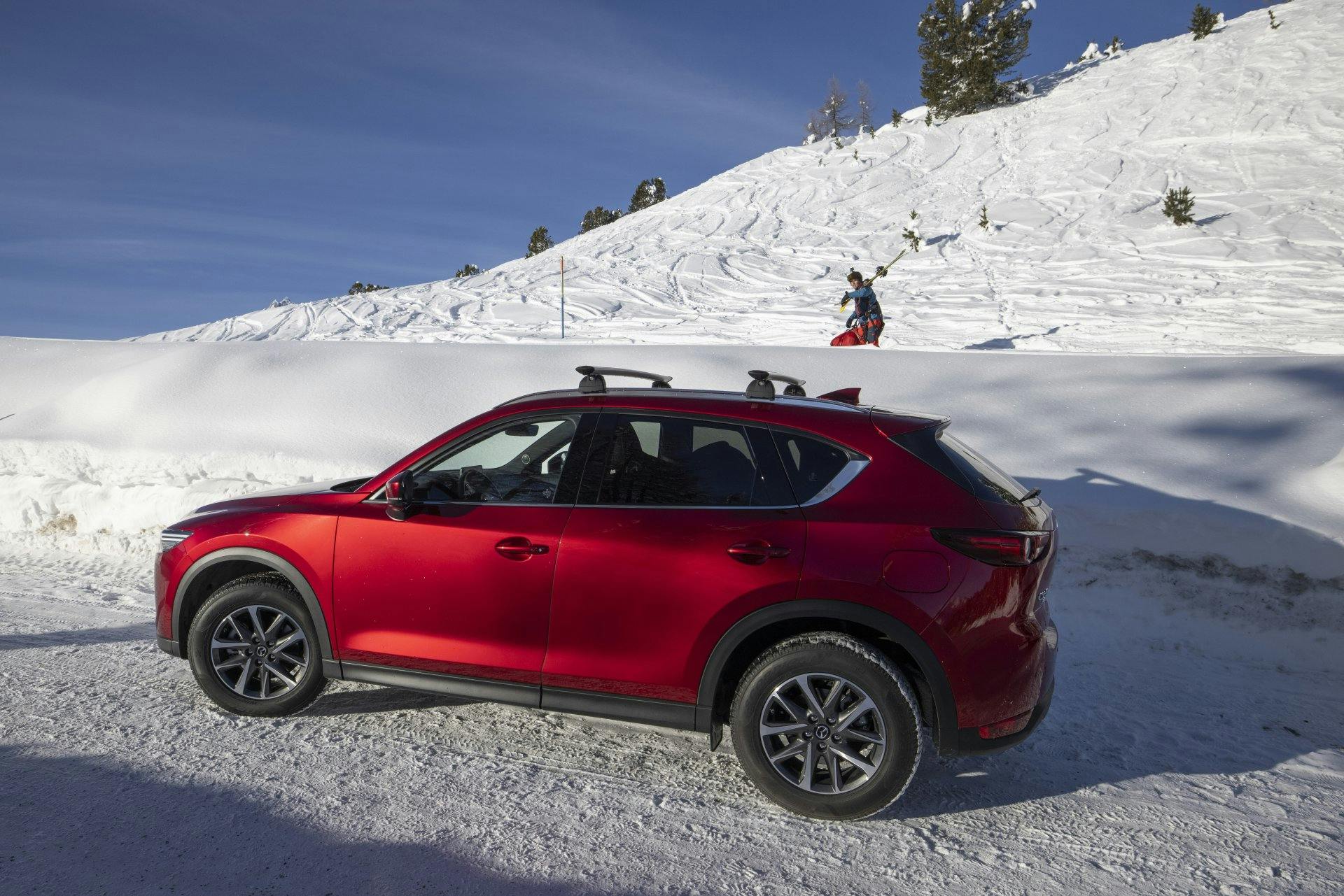 Offroad - in der Natur und im Alltag: Ueli Kestenholz mit seinem Mazda CX-5.