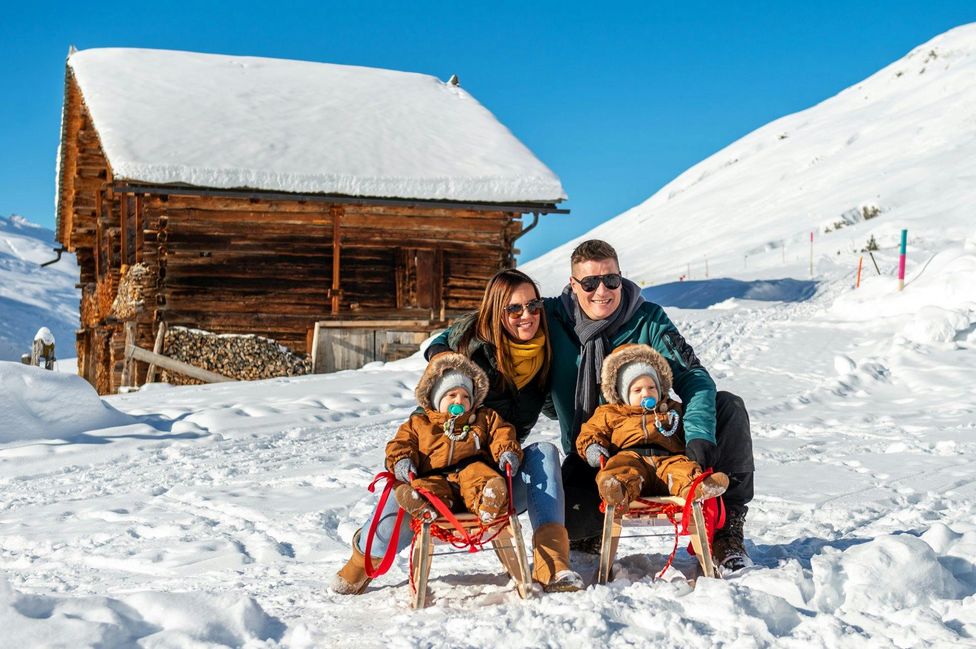 Quel coin magnifique! La famille est impressionnée par le très pittoresque village de Juf.