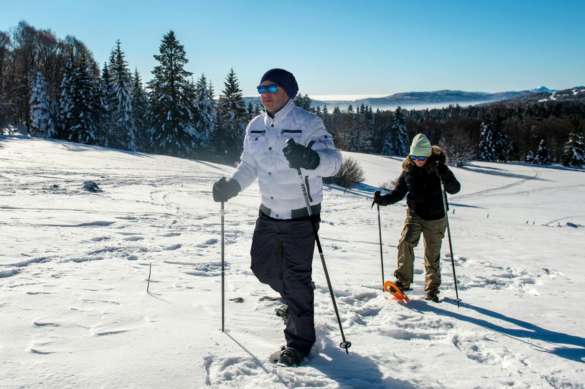 Les Biennois ont arpenté la pente qui les a menés à la métairie de la Baronne, parcourant pâturages enneigés et forêts.