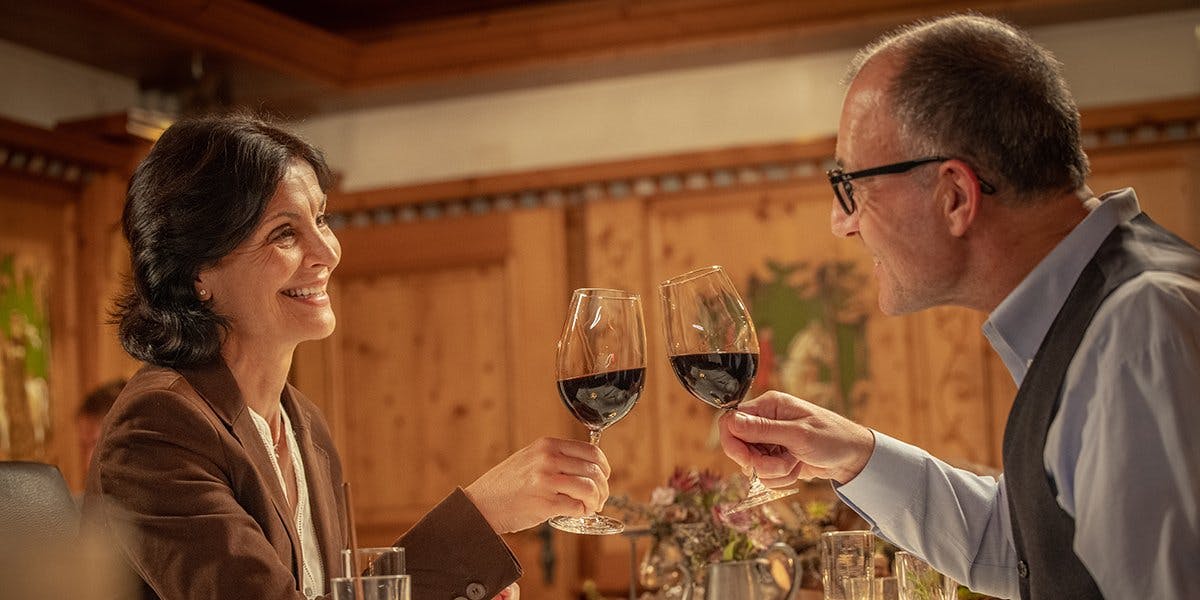 Anstossen im charmanten Salzano Restaurant.