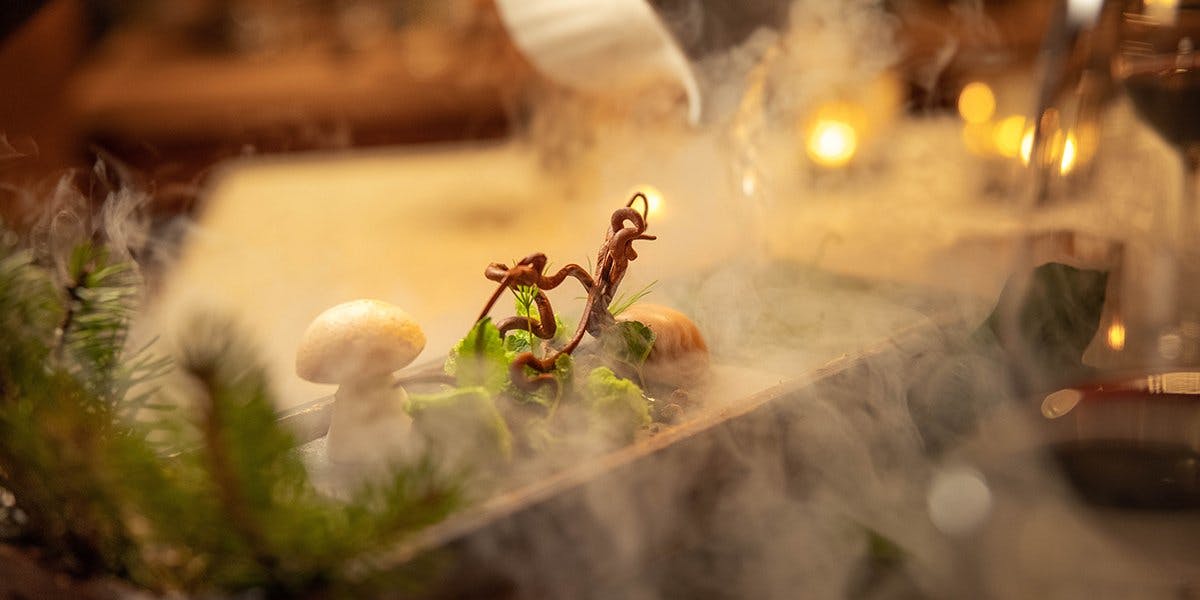 Hier wird ein Dessert mit natürlichen Spezialeffekten angerichtet.