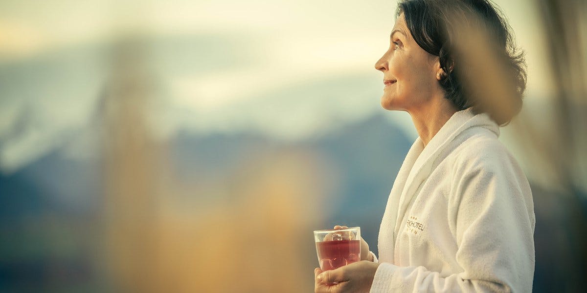 Rêvez et savourez une tasse de thé tout en admirant la vue sur le lac de Thoune.