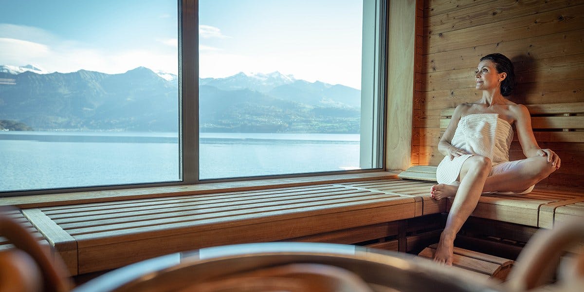 Sauna élégant avec fenêtre panoramique, rien de tel pour se détendre.