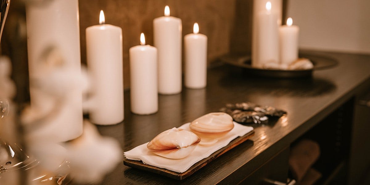 La lumière chaude des bougies et le bruit de la mer, que diriez-vous d’un Lava Shell Massage?