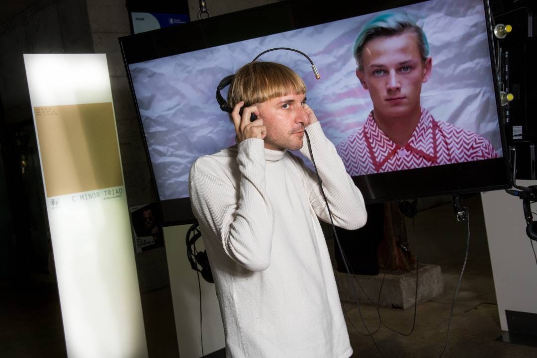 Cet homme «entend» les couleurs. Niel Harbisson, qui est né daltonien, s’est implanté une antenne dans le crâne et perçoit aujourd’hui les couleurs co...