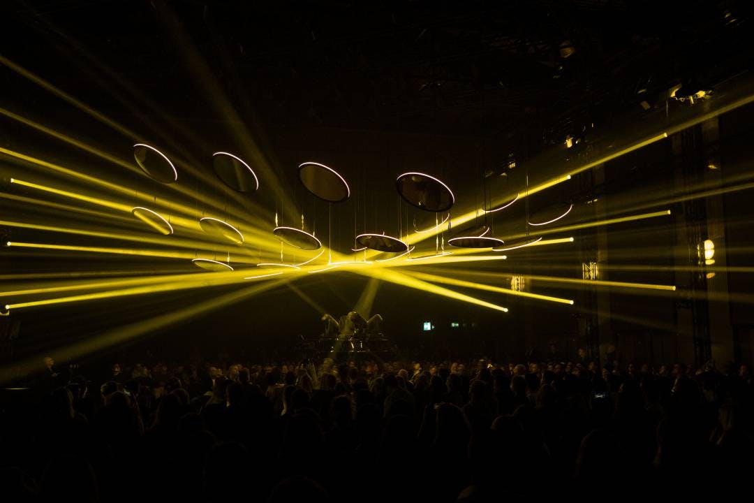 Le DJ Kangding Ray a complété l’exposition avec ses sons, offrant aux invités une expérience dramaturgique - un moment fort de cette soirée inspirante...
