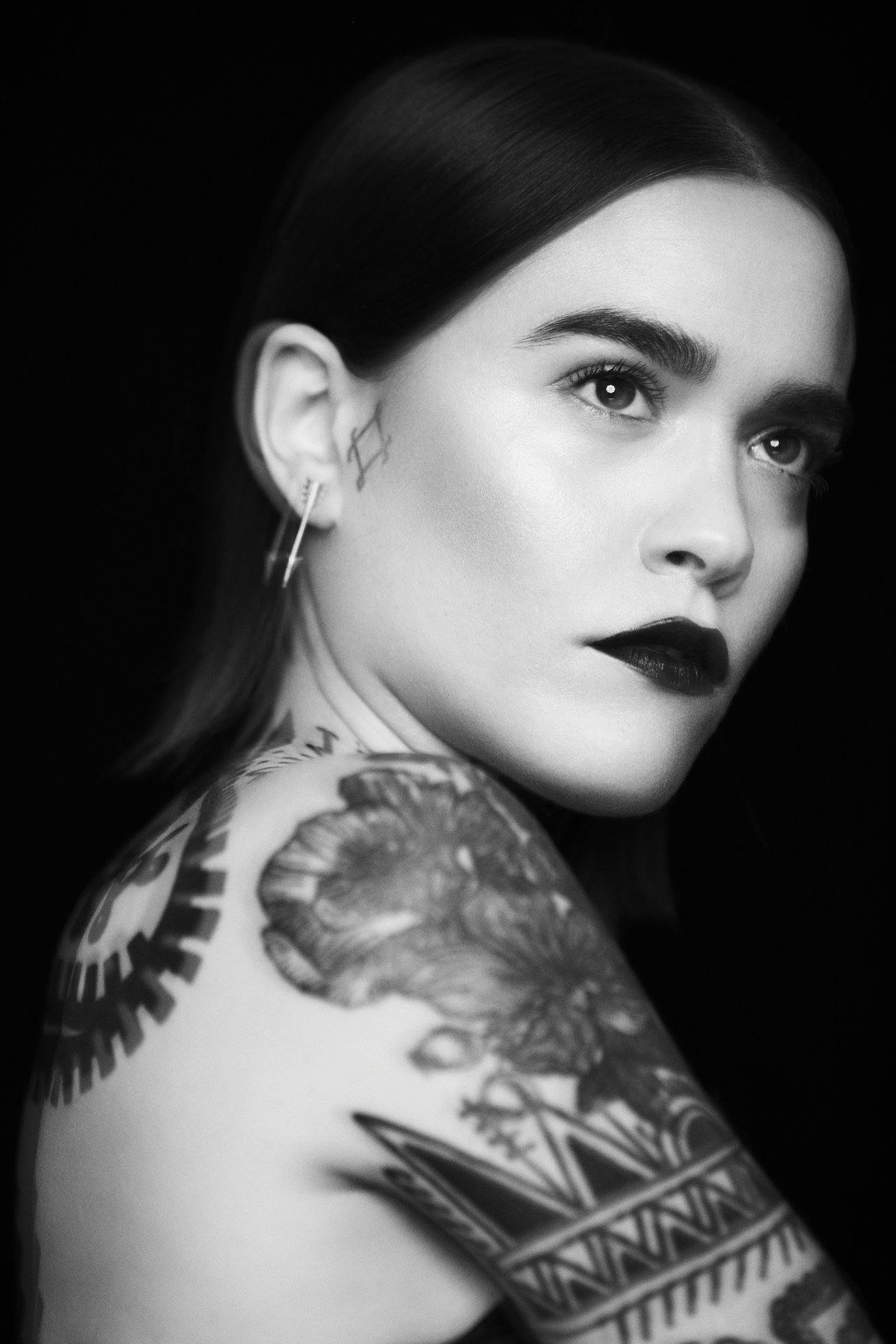 Zwischen Licht und Schatten, elektronischem Soul und futuristischem R'n'B: Flèche Love.