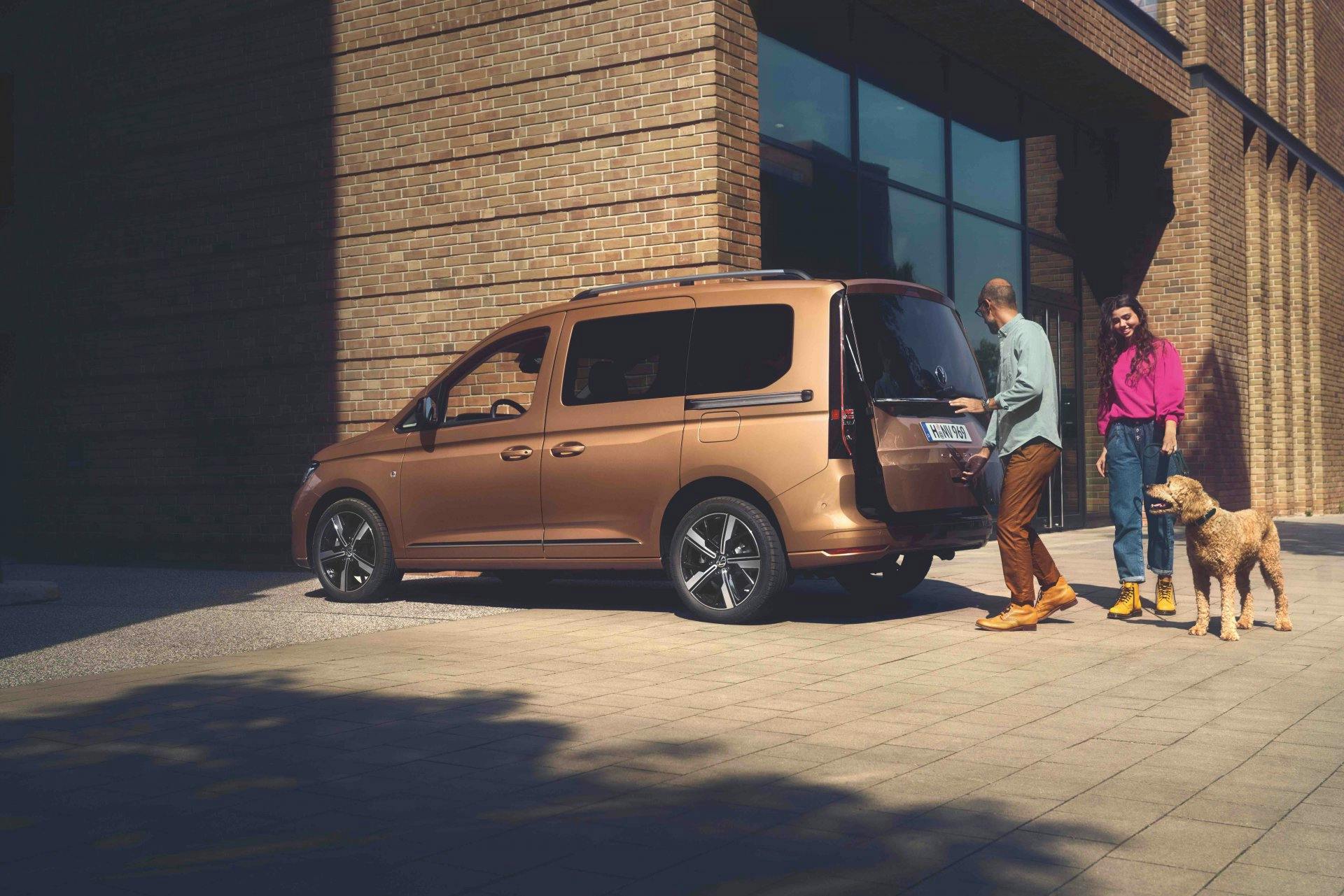 Die Heckklappe mit grossem Fenster ist leicht zu öffnen und ermöglicht ein einfaches Einladen von Einkäufen, Gepäck oder Möbeln.