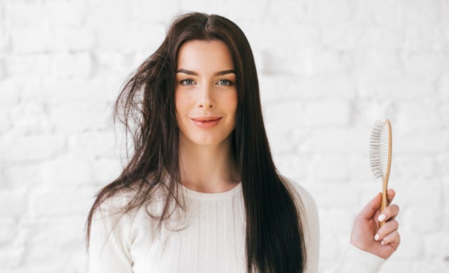 Besonders in trockener Luft laden sich Haare gerne auf: Frau mit spröden Haaren.