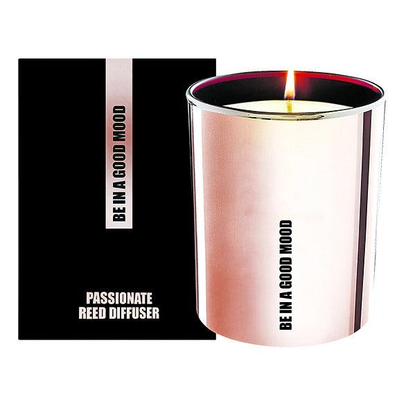 Entspannende
Umgebung:
Duftkerze Urban,
Farbe Rosé, 29.95 Franken,
auf livique.ch.