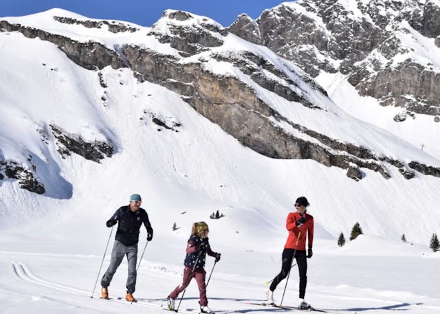 Le ski de fond est aussi un plaisir pour les enfants et une expérience hivernale idéale pour toute la famille.