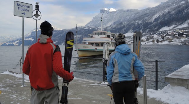 Oublie les embouteillages sur la route des domaines skiables: tu peux confortablement te rendre à Klewenalp en bateau.