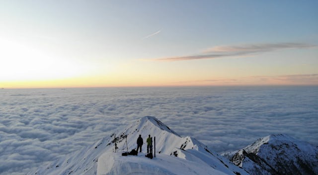 La randonnée à ski sur le Monte Limidario offre une vue panoramique unique.