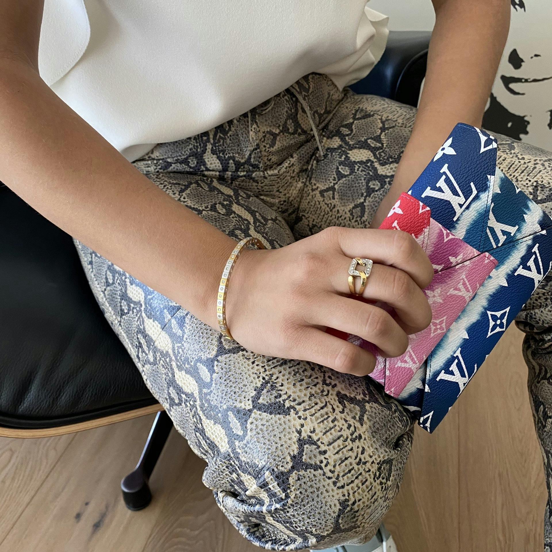 Kombiniere Taschen mit ausgewählten Schmuckstücken jetzt auf Kaleaz.