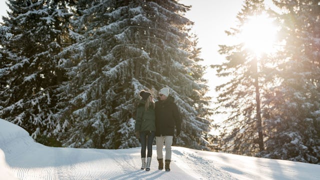 Es warten rund 185 Kilometer präparierte Winterwanderwege darauf, entdeckt zu werden: Wanderer in Gstaad.