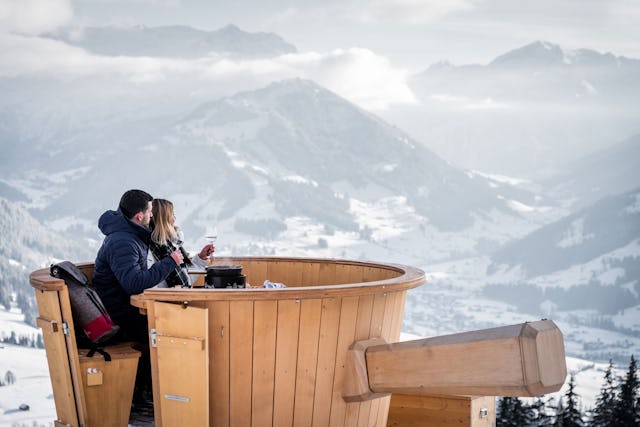 Wieso nicht ein fix-fertiges Käsefondue in einem der überdimensionalen Holz-Caquelons geniessen?