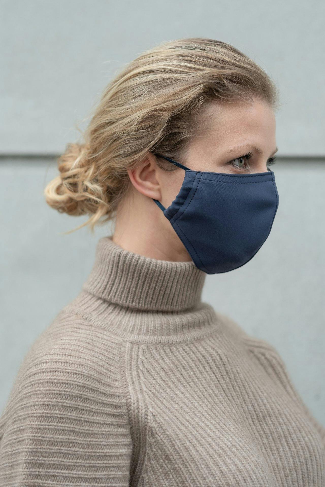 Durch die mit dem Fleece beschichtete Innenseite ist die Airguard Schutzmaske angenehm zu tragen.