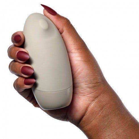 Grâce à la micro-robotique, le vibrateur Carezza à poser procure une sensation unique et totalement nouvelle sur le clitoris.