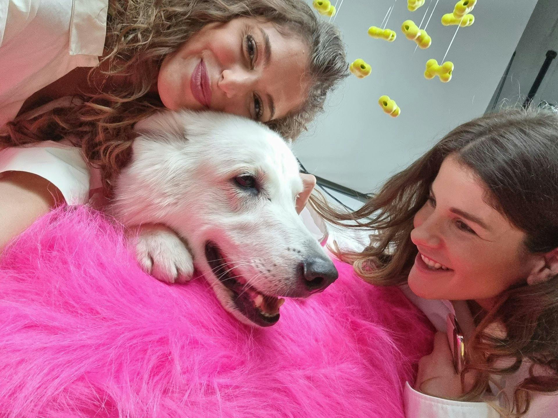 Selfie Time: les influenceuses Michèle Krüsi et Minea Jud avec Rasta.