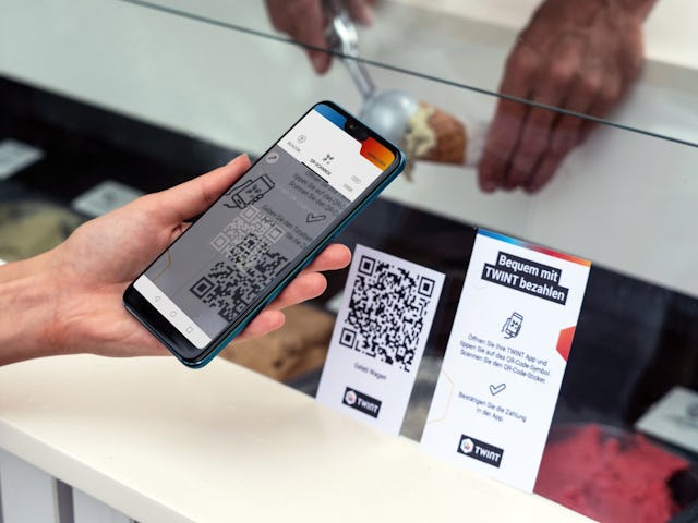 Tiefe Gebühren ohne Fixkosten und keine Kartenterminals: Mit der QR-Code-Sticker-Lösung stellst du nicht nur deine Kunden, sondern auch dich selbst zufrieden.